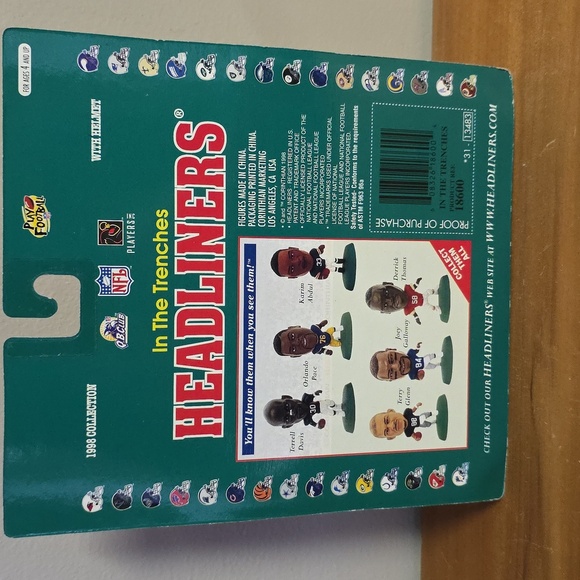 NFL Headliners Brett Favre Collectible Figure - Green and Yellow - Picture 2 of 2